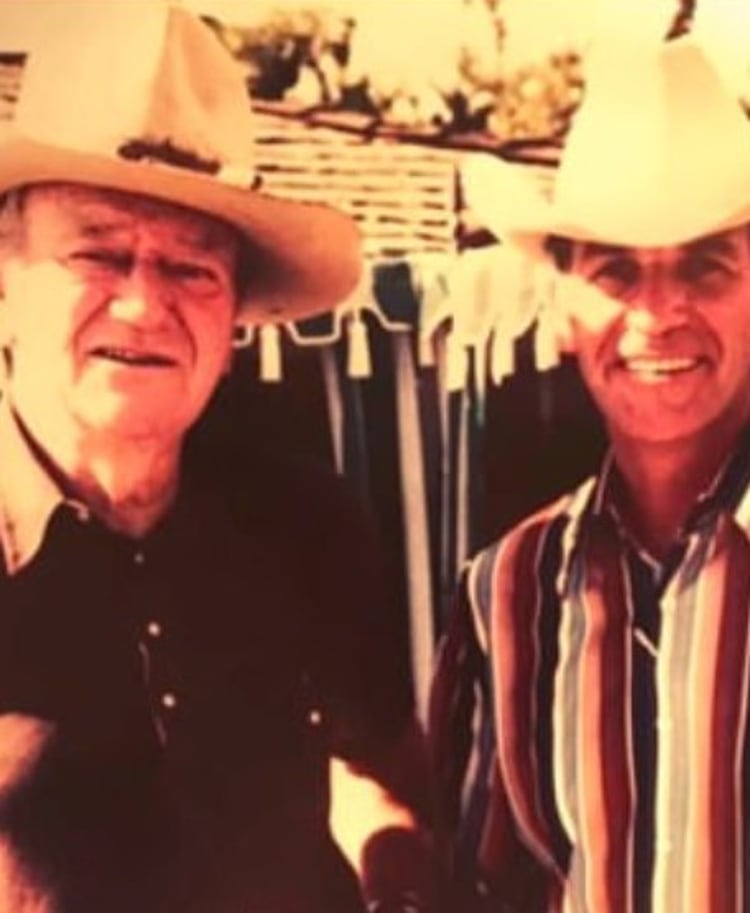 El actor John Wayne y Robert Norris (Foto: Facebook)