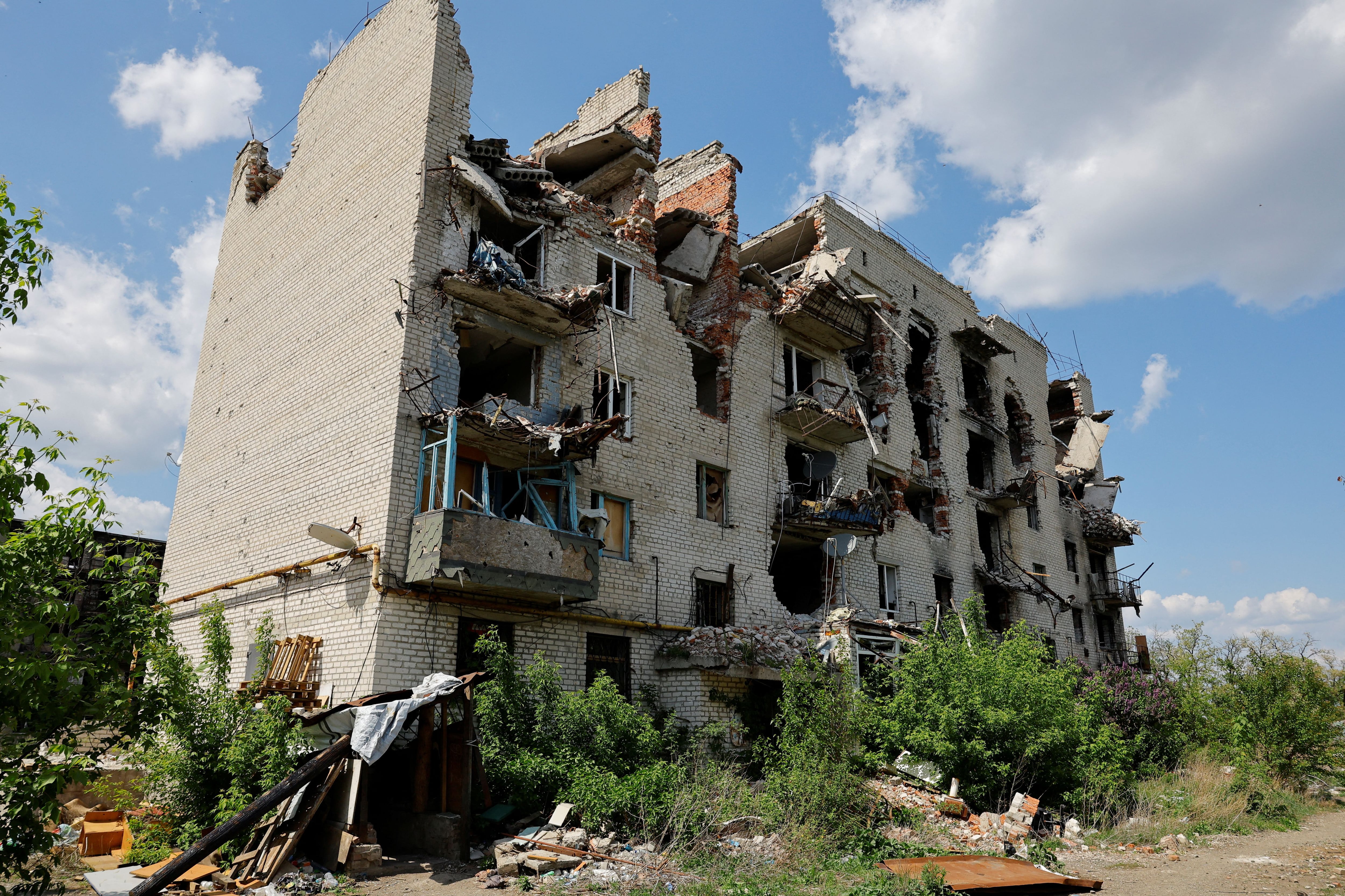 Un bloque de apartamentos destruido en la región de Luhansk (REUTERS/Alexander Ermochenko)