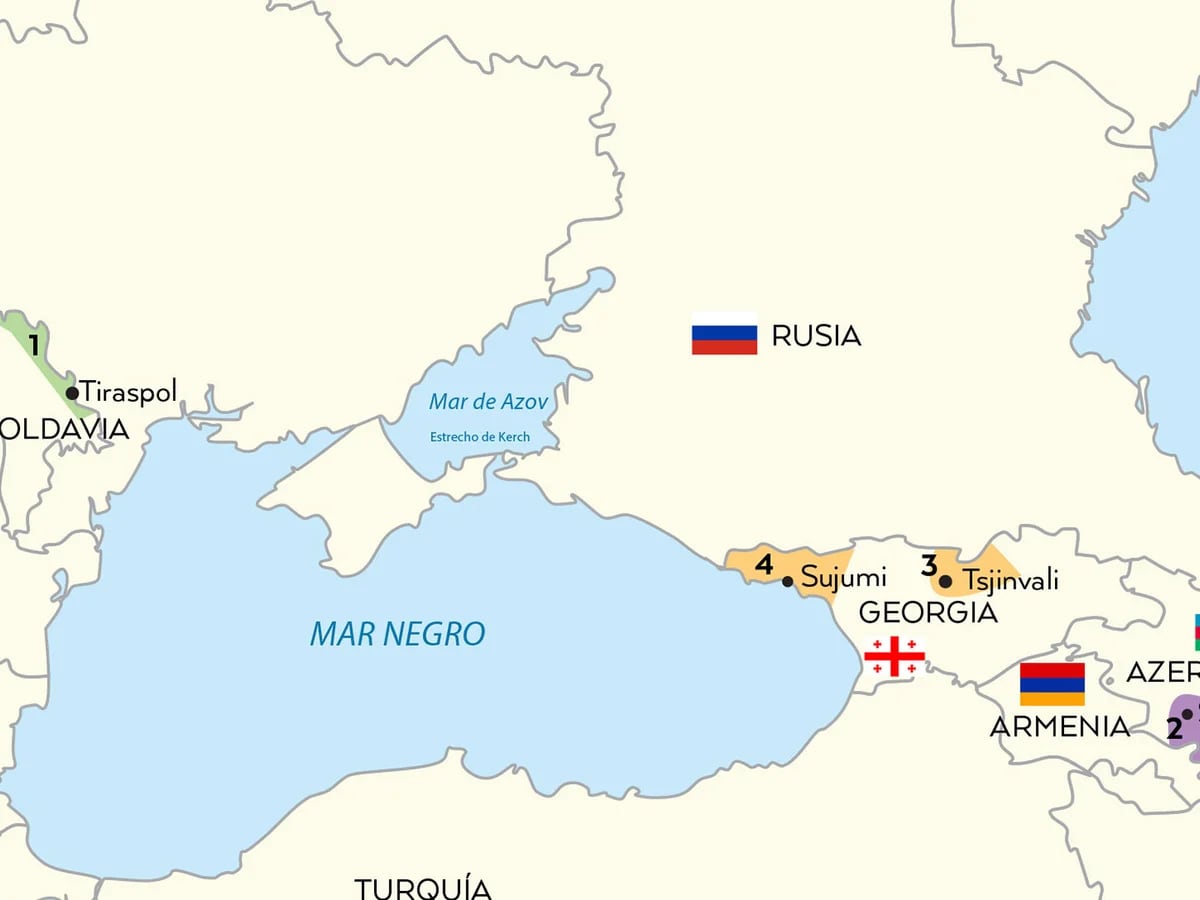 Cierre De Una Brújula Militar En Un Mapa De Rusia. Determinar La
