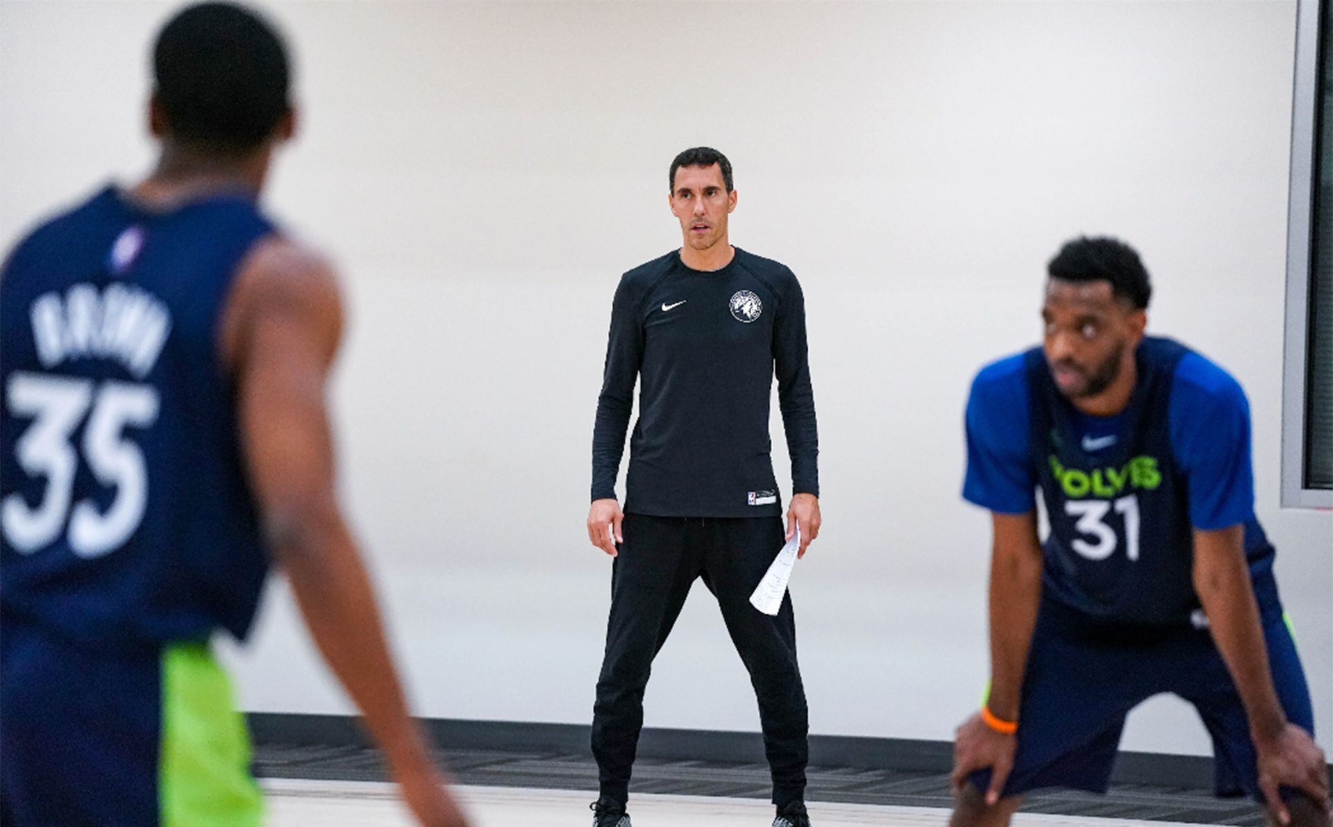 Pablo Prigioni dirigiendo una práctica (Cody Sharrett / Timberwolves)