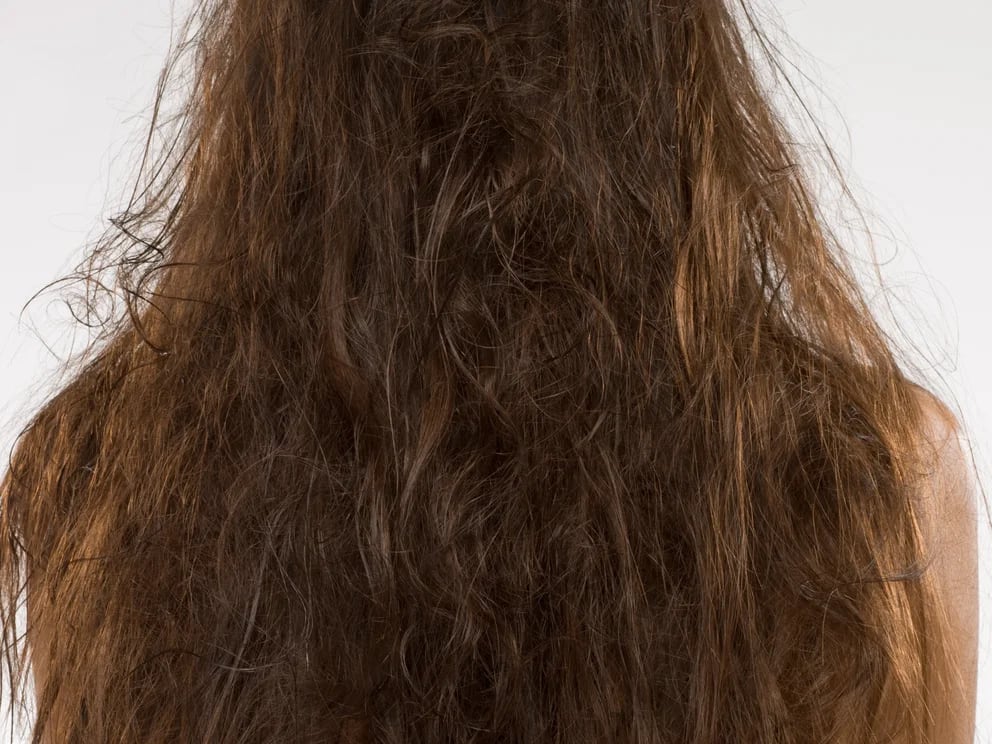 30. Secar tu cabello con una polera de algodón, en ves de una toalla, puede  ayudar bastante a disminuir el frizz.