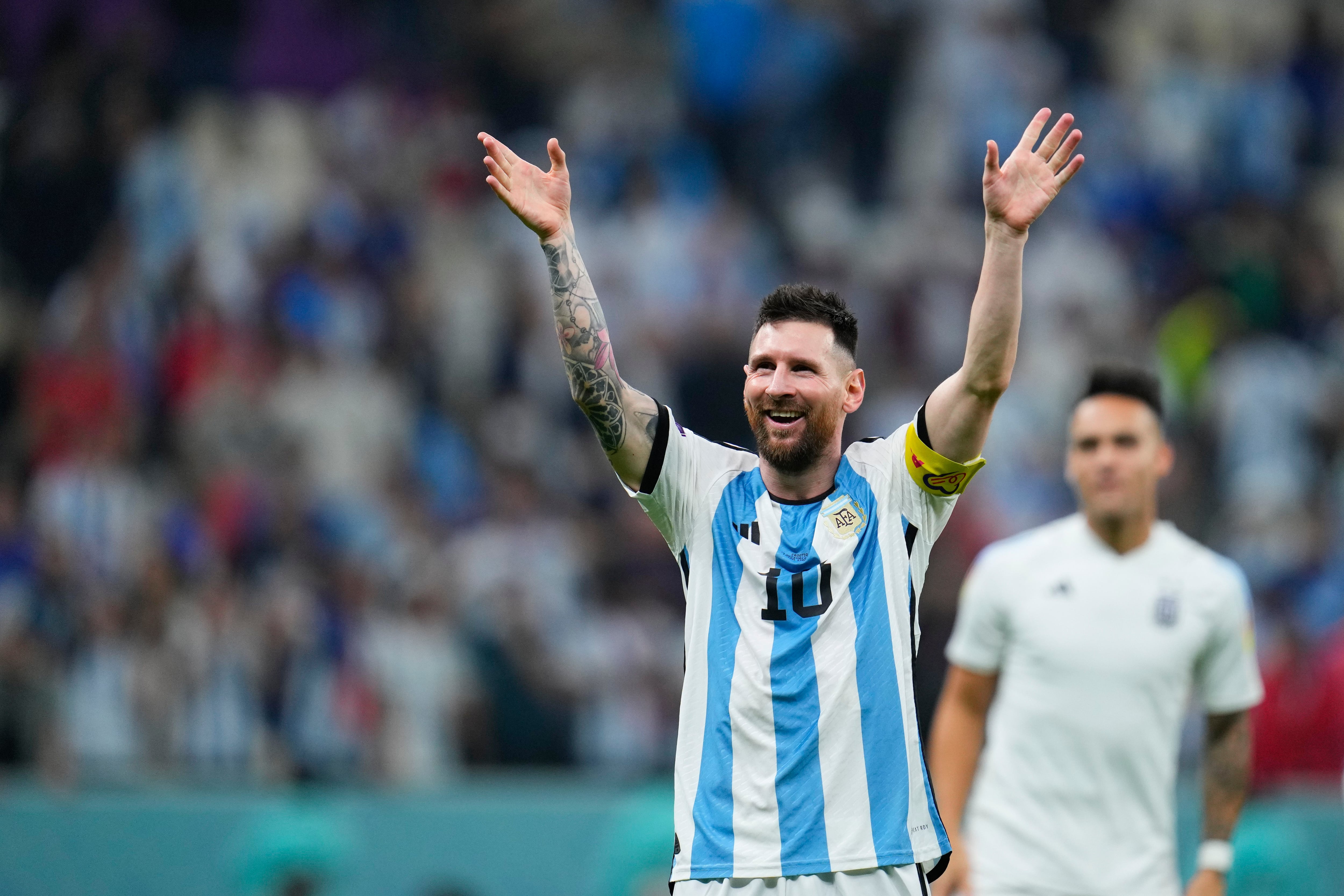 Lionel Messi celebra la victoria de Argentina 3-0 ante Croacia en las semifinales del Mundial (AP Foto/Natacha Pisarenko)