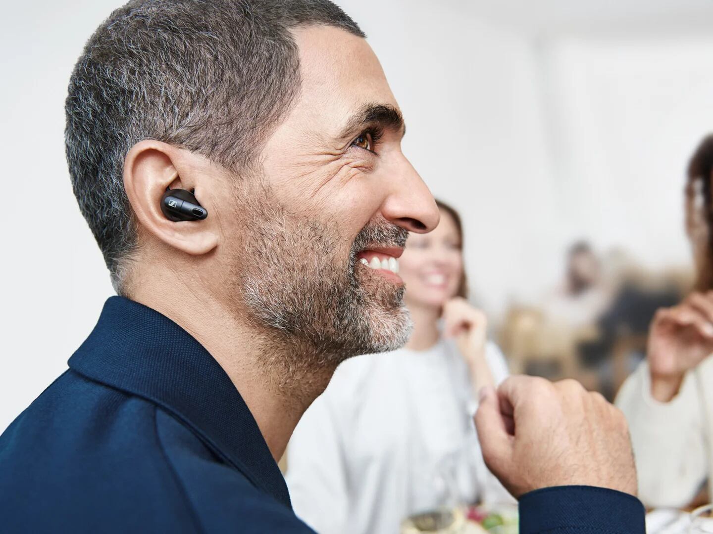 Los científicos advierten sobre los audífonos baratos - Siete Días