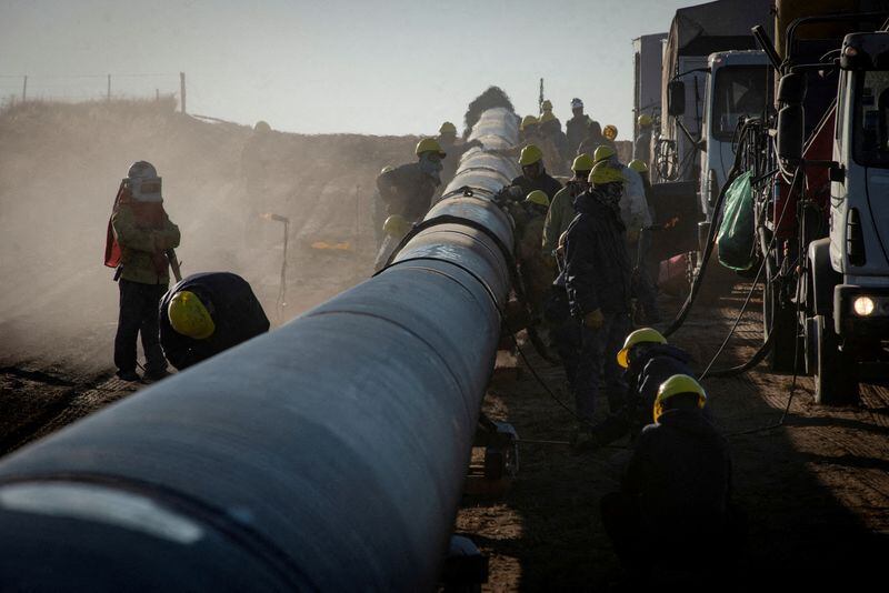 Una de las etapas de la construcción del gasoducto Néstor Kirchner, en Macachin, La Pampa. (Foto: REUTERS/Martin Cossarini)