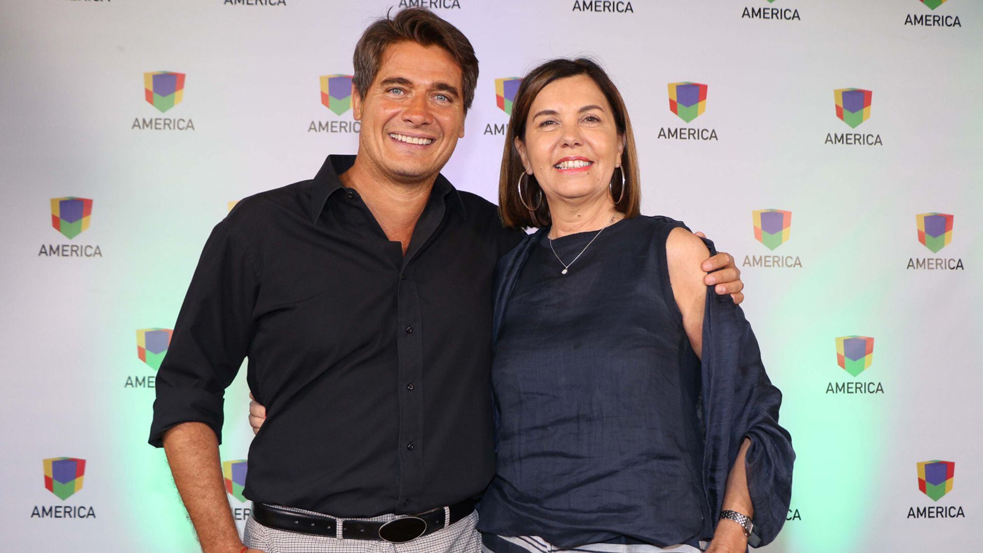 Andino junto a Liliana Parodi, gerenta de contenidos de América (Crédito: MSouto - América TV)