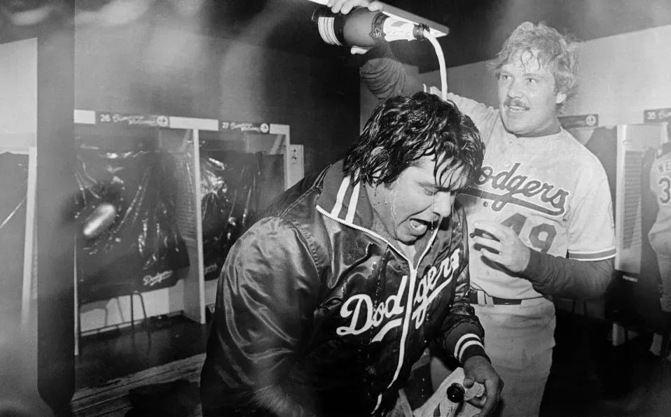 Fernando Valenzuela bañado en champaña en el festejo de Los Ángeles Dodgers, después de una victoria en la Serie Final de la Liga Nacional contra los Expos de Montreal (Twitter @MLB_Mexico)