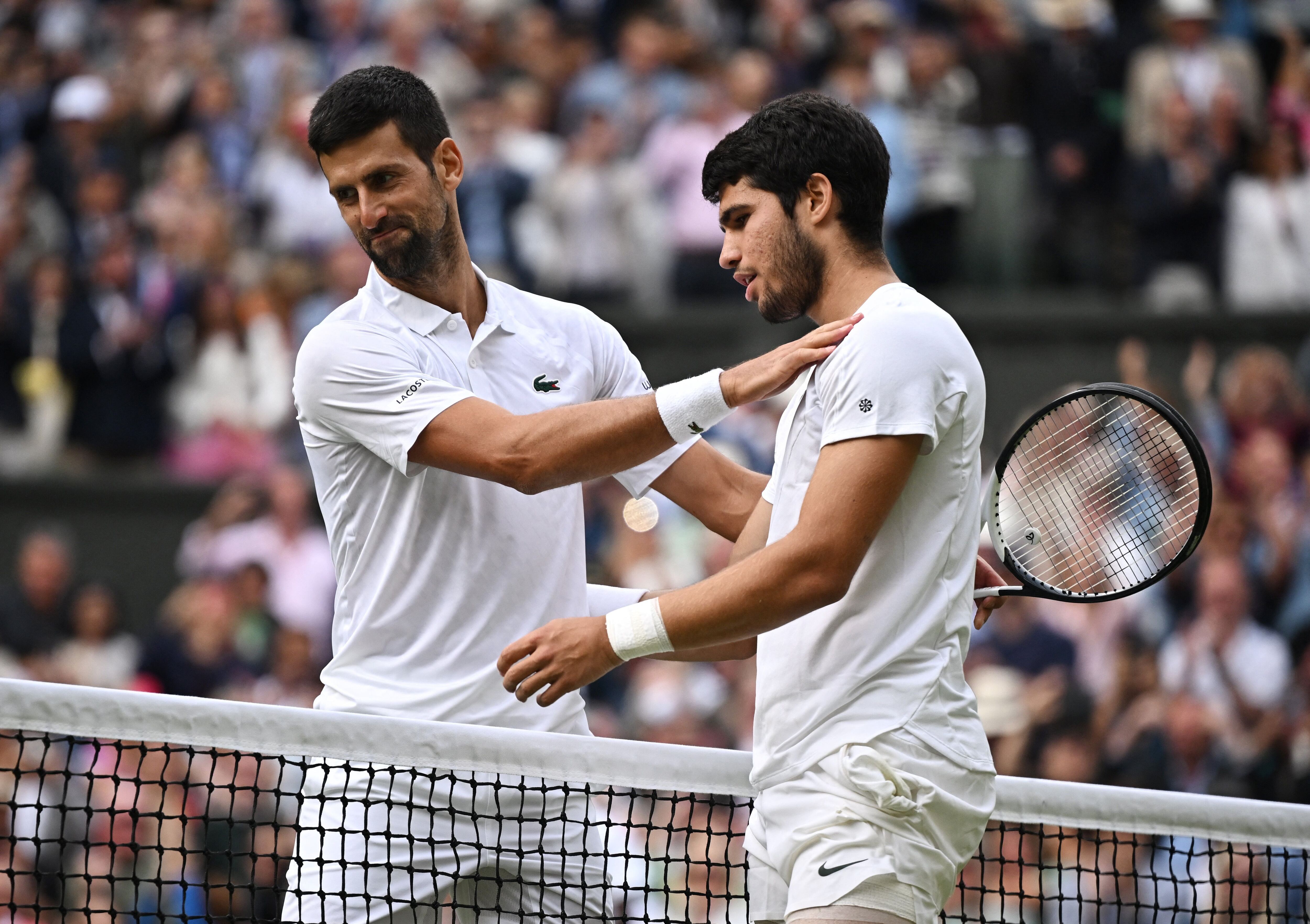 Djokovic y Alcaraz se saludan tras la final de Wimbledon (REUTERS/Dylan Martinez)