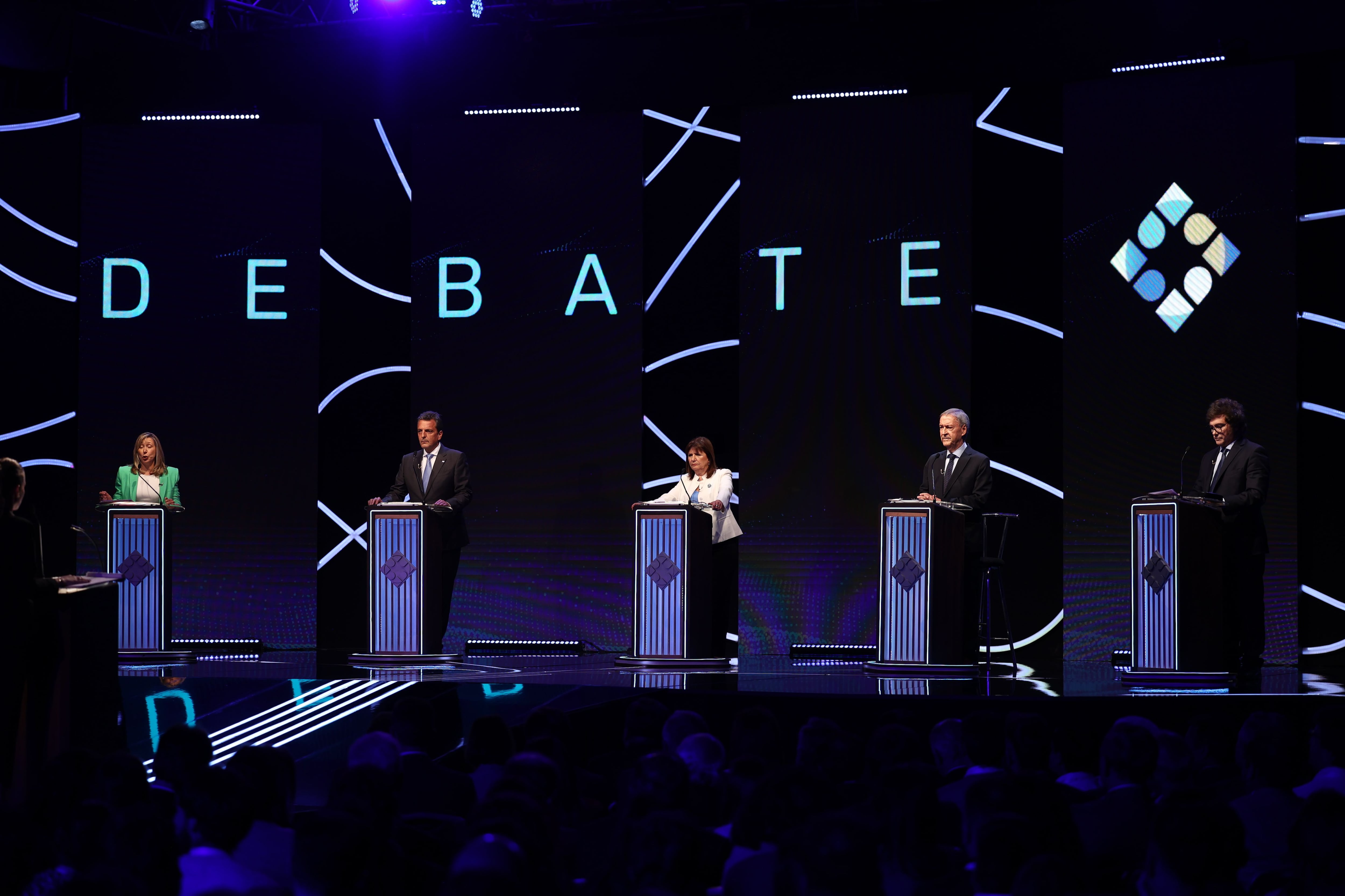 Myriam Bregman, Sergio Massa, Patricia Bullrich, Juan Schiaretti y Javier Milei, de izquierda a derecha (EFE/Tomás Cuesta)
