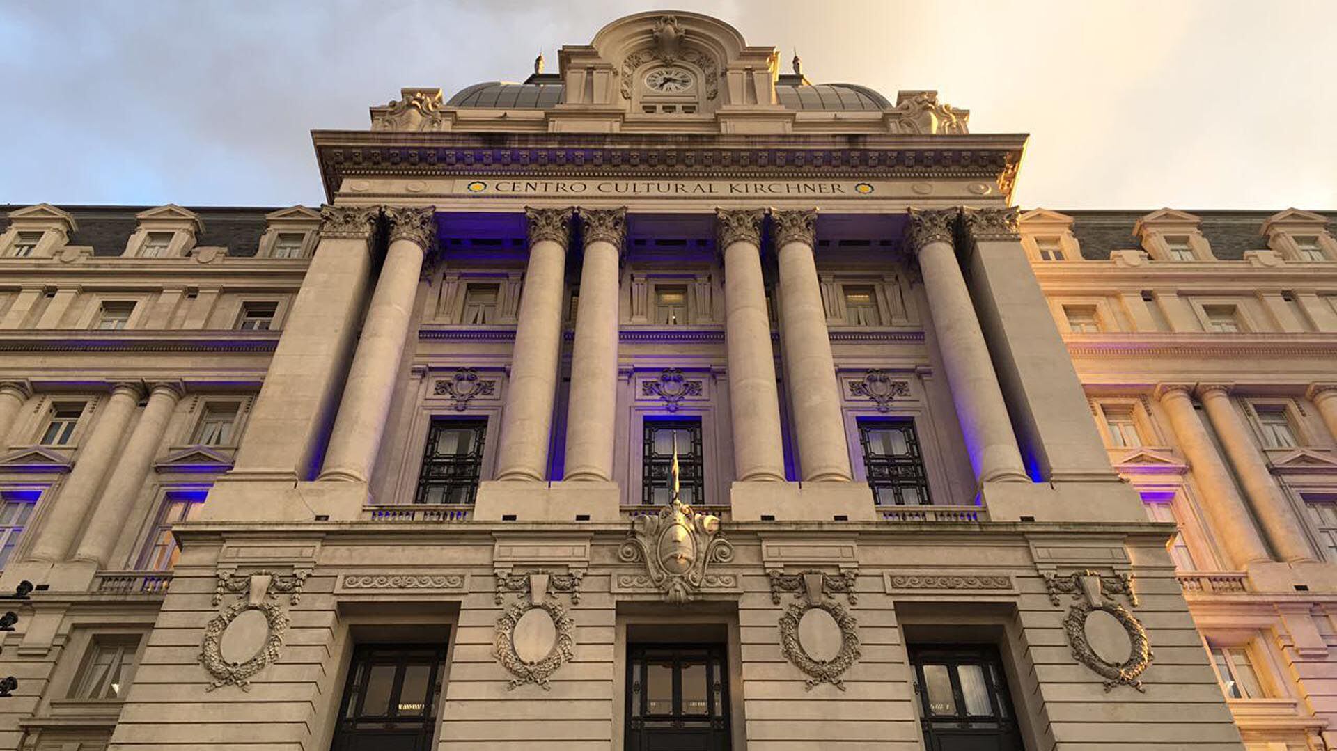 La fachada del Centro Cultural Kirchner al que el gobierno de Javier Milei decidió cambiarle el nombre