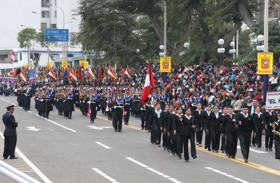 Desfiles escolares en Perú