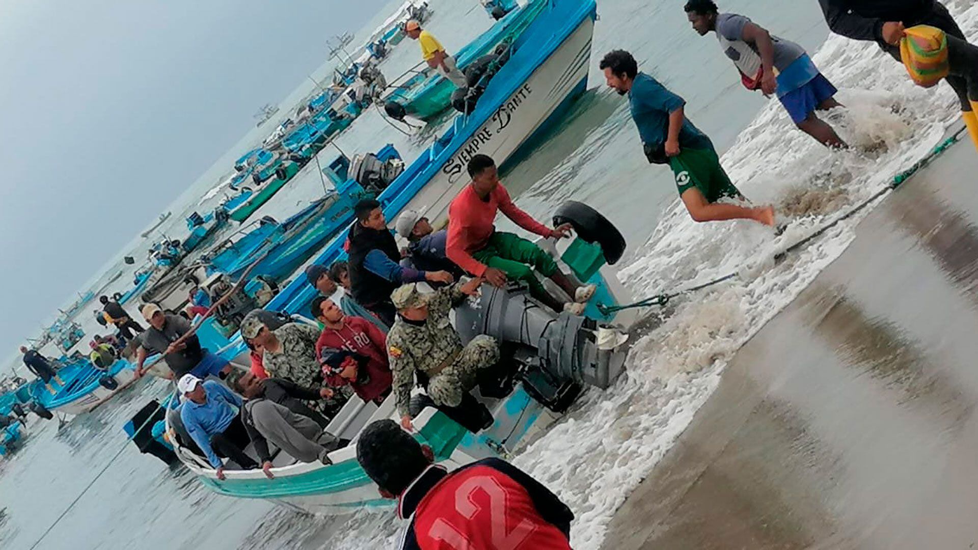 Funcionarios militares, de otras instituciones públicas, además de pescadores y personas de la localidad contribuyeron al rescate