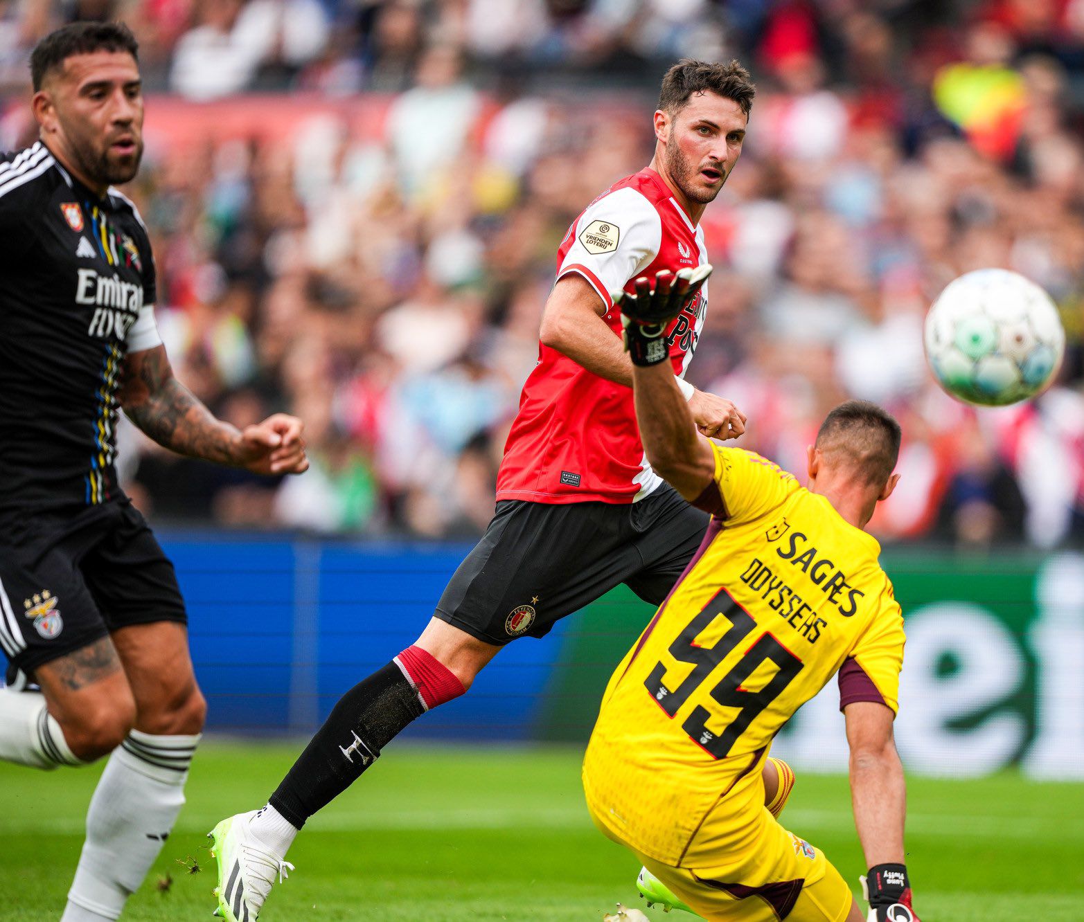 Pese a su buena actuación, no prometió quedarse en las filas del Feyenoord durante el resto de la temporada (Twitter/@Feyenoord)