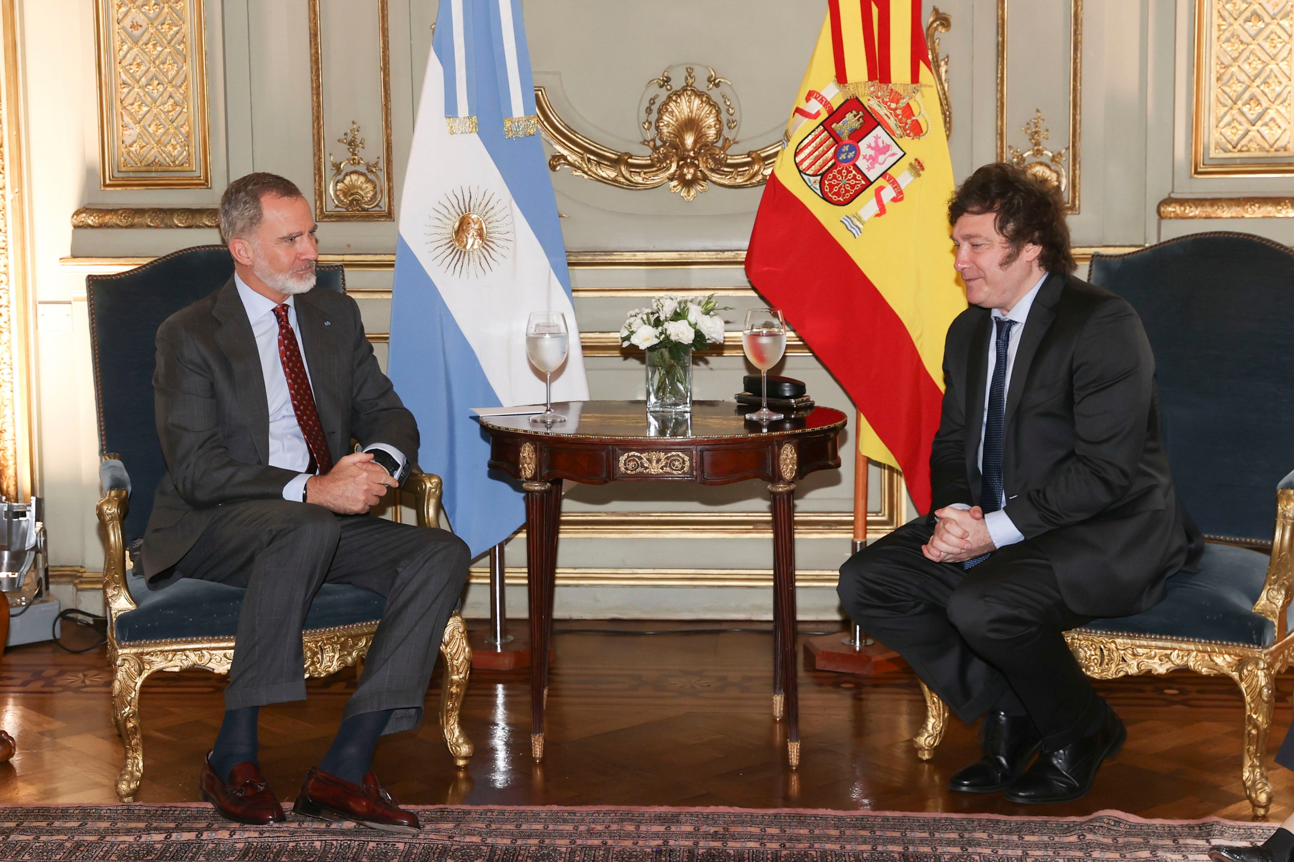 El Rey Felipe VI y Javier Milei, antes de la asunción del mandatario argentino (EFE)