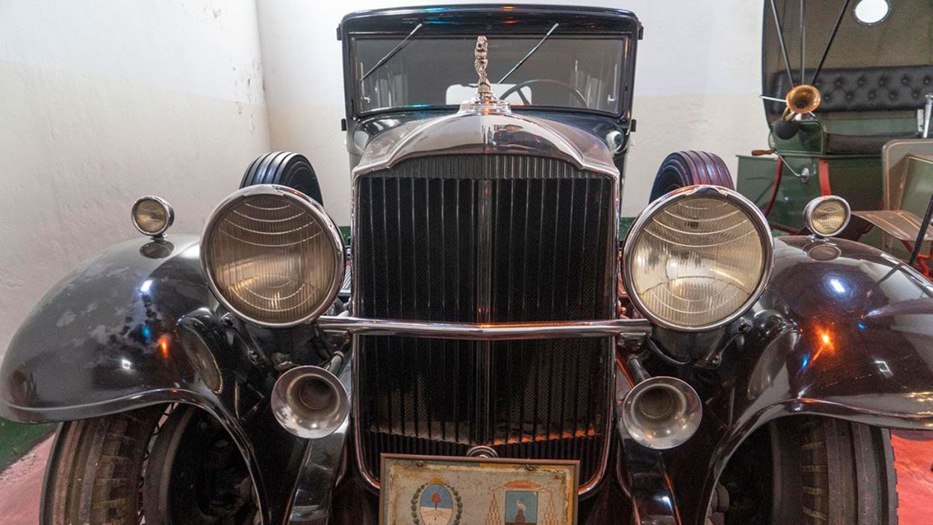 Packard Standard Eight del año 1932 que usó el cardenal Eugenio Pacelli, antes de ser nombrado Papa Pío XII, en su visita a Argentina (Télam/Pepe Mateos)