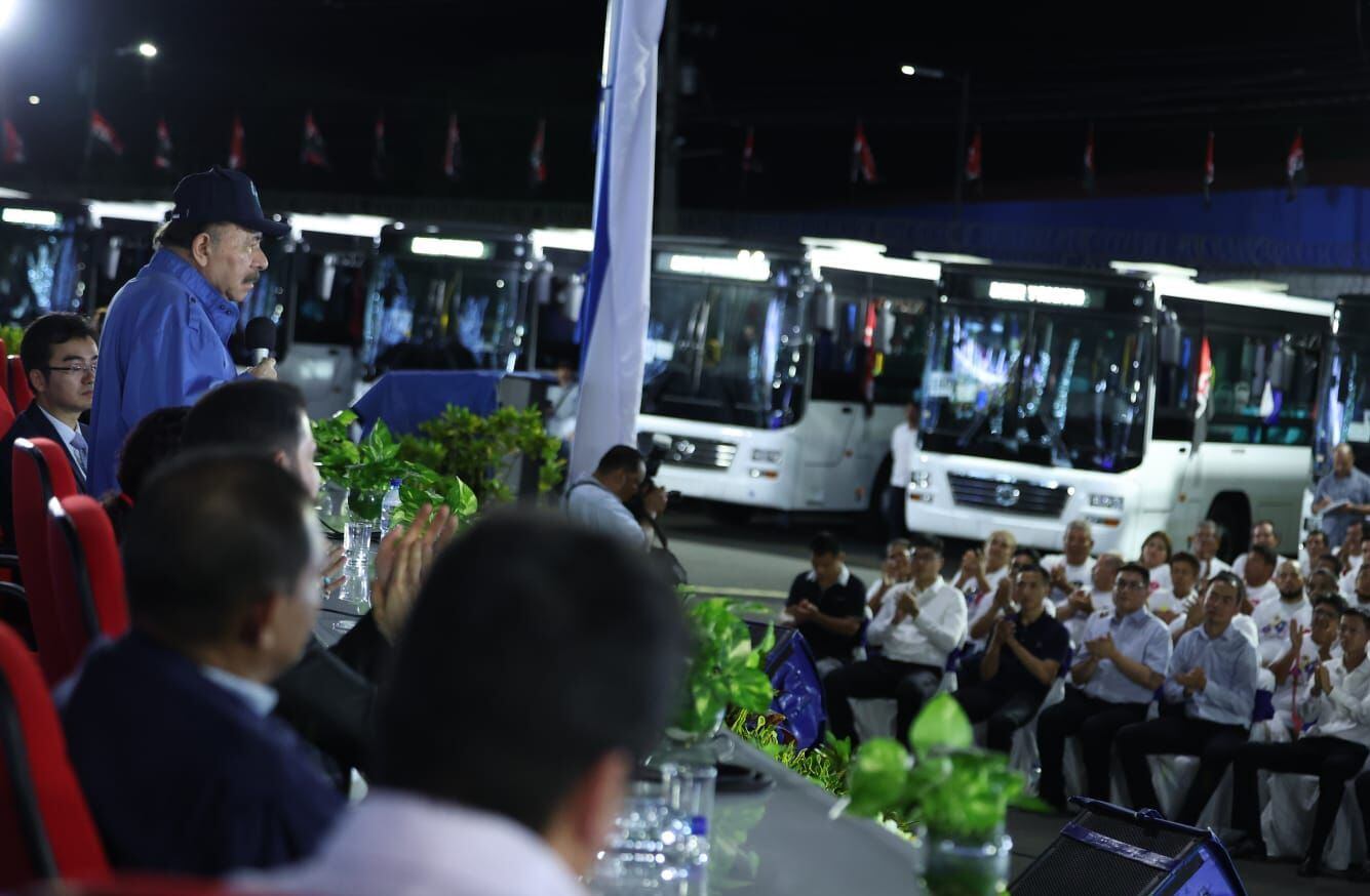 Daniel Ortega habla durante un acto para la entrega de 250 autobuses provenientes de la República Popular China, en Managua (EFE/Presidencia de Nicaragua)