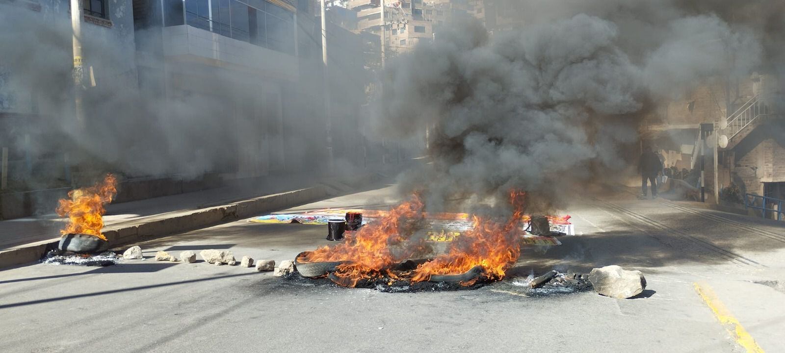 Las principales calles de la capital de Huancavelica fueron cerradas y los manifestantes quemaron llantas.