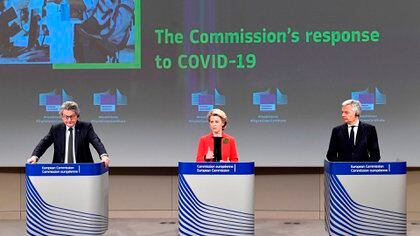 Thierry Breton, Ursula von der Leyen y Didier Reynders durante una conferencia de prensa luego de una reunión para presentar un proyecto para crear un certificado de vacunación COVID-19 EFE/EPA/JOHN THYS / POOL
