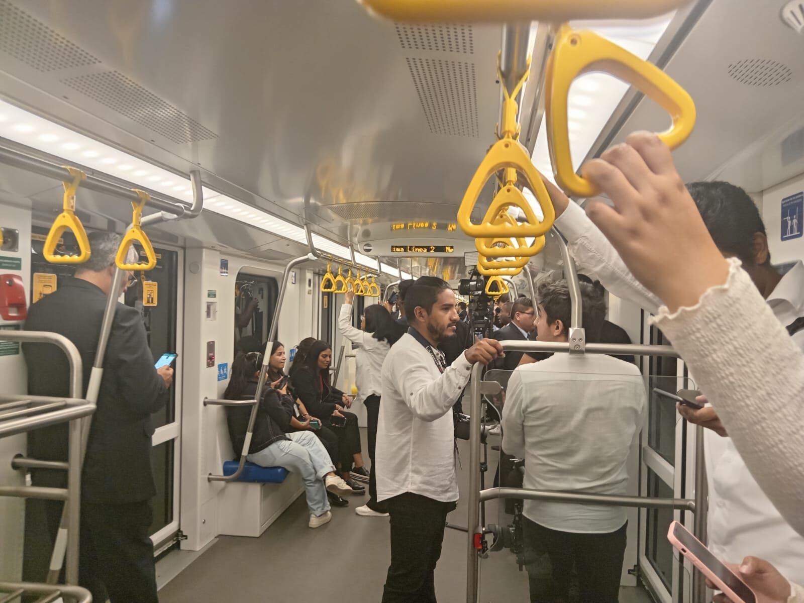 Interior del vagón del tren subterráneo