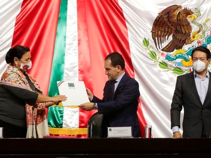     La Secretaría de Hacienda (SHCP) pronostica que la economía del país crecerá 4.6% en 2021 si la vacuna llega a México (Foto: Cámara de Representantes / EFE)