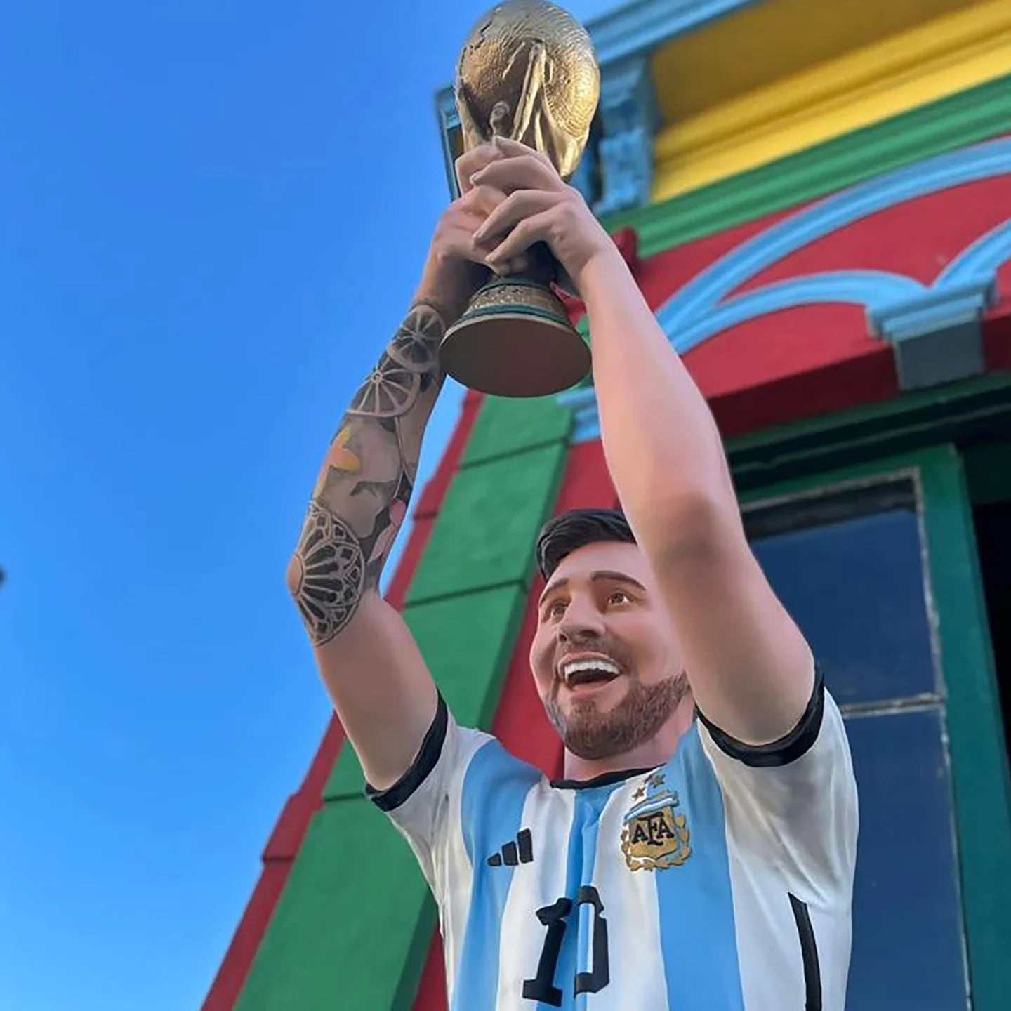 FAN10 - Lionel Messi junto a la estatua de Lionel Messi tamaño real. 🇦🇷🏆