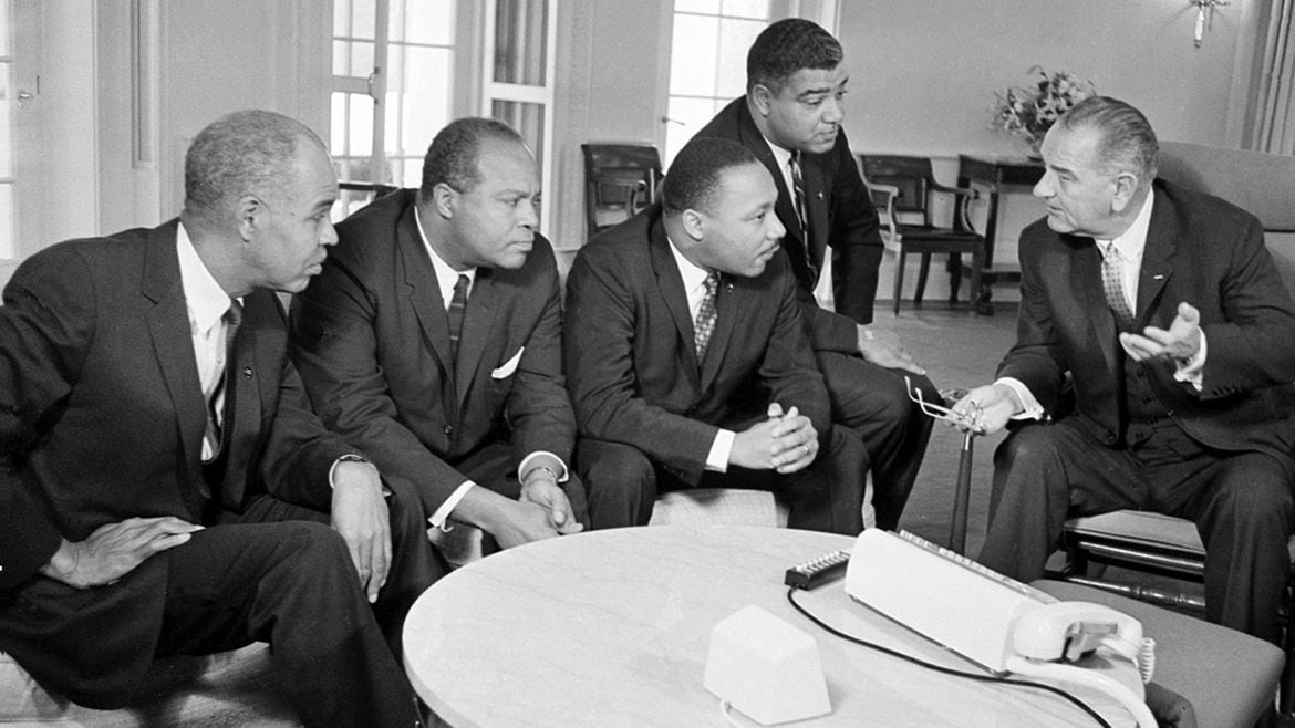 El 18 de enero 1964, el Presidente Lyndon B. Johnson reunido con los líderes de los derechos civiles Roy Wilkins, James Farmer, Dr. Martin Luther King Jr. y Whitney Young  (AP 162)