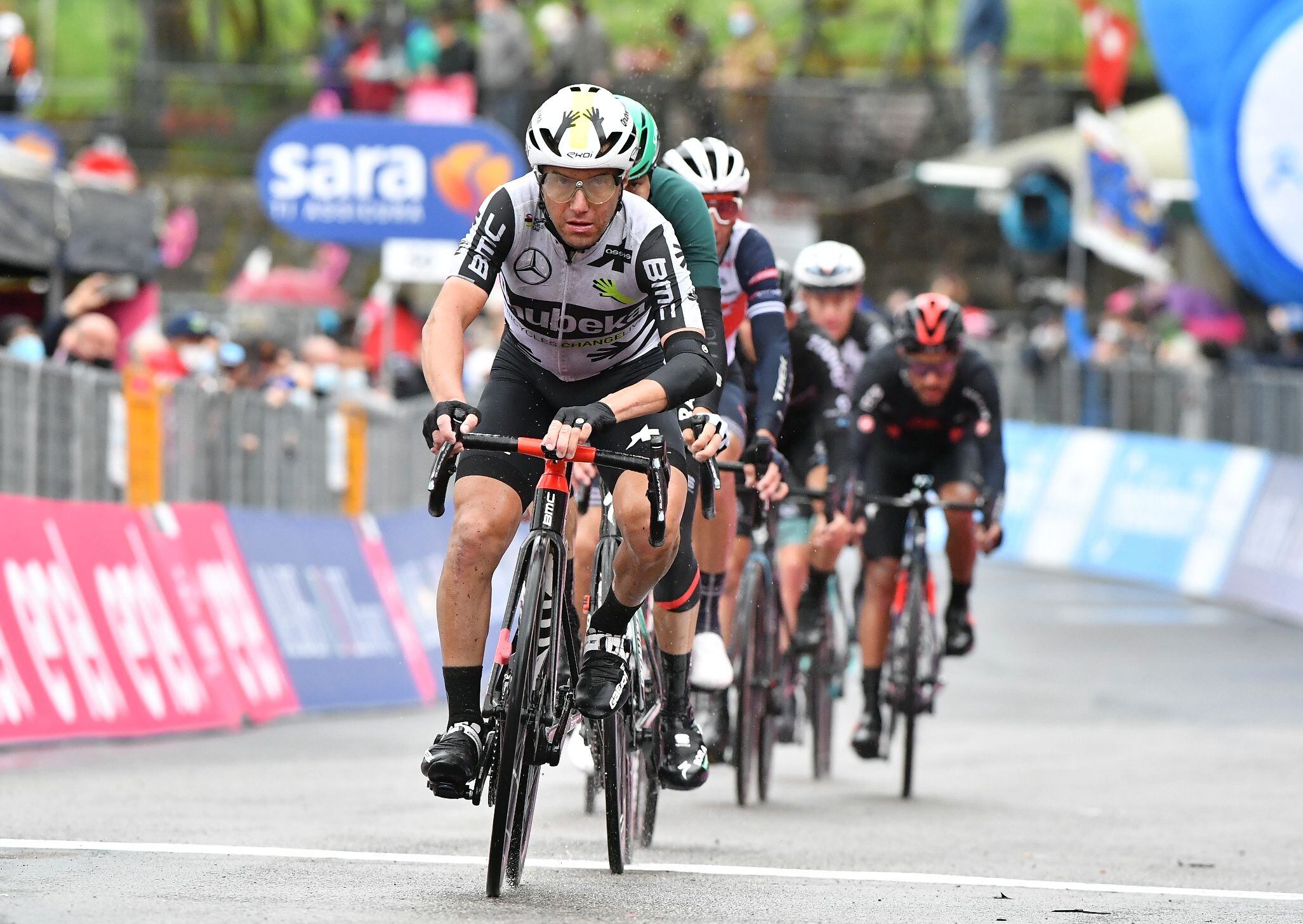 El Giro de Italia sigue su curso durante la etapa 20 - crédito Jennifer Lorenzini / Reuters