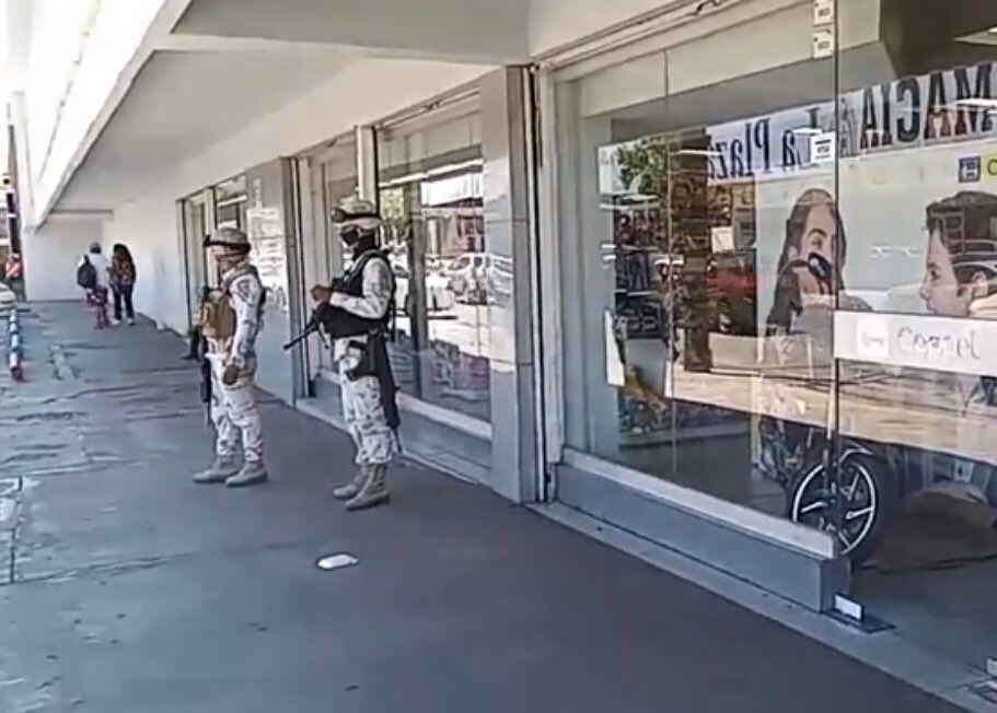 Miembros del Ejército Mexicano sacaron a un hombre descalzo de la tienda (Foto: Twitter@Amalia_Escobar)