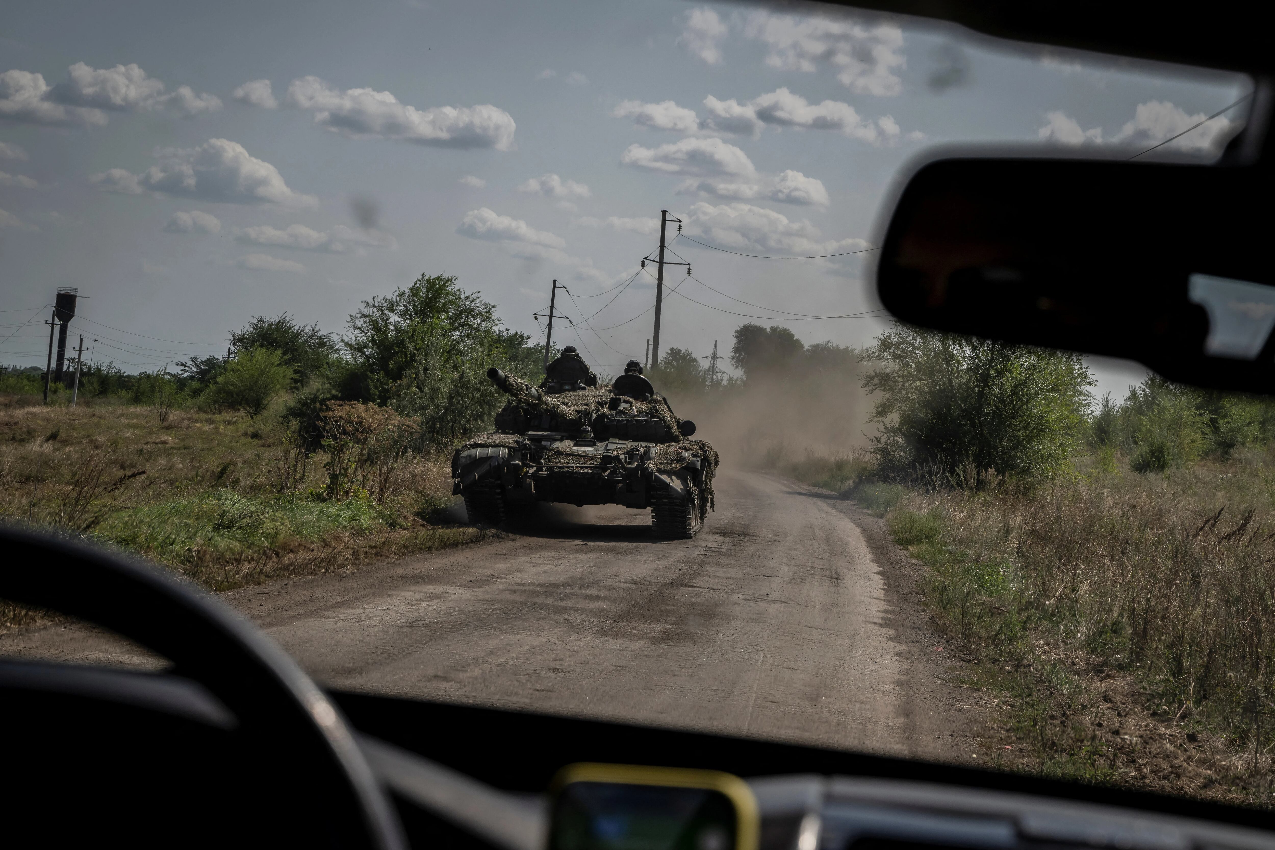 Ukrainian servicemen ride a tank, as Russia's attack on Ukraine continues, near the village of Robotyne, Zaporizhzhia region, Ukraine August 25, 2023. REUTERS/Viacheslav Ratynskyi