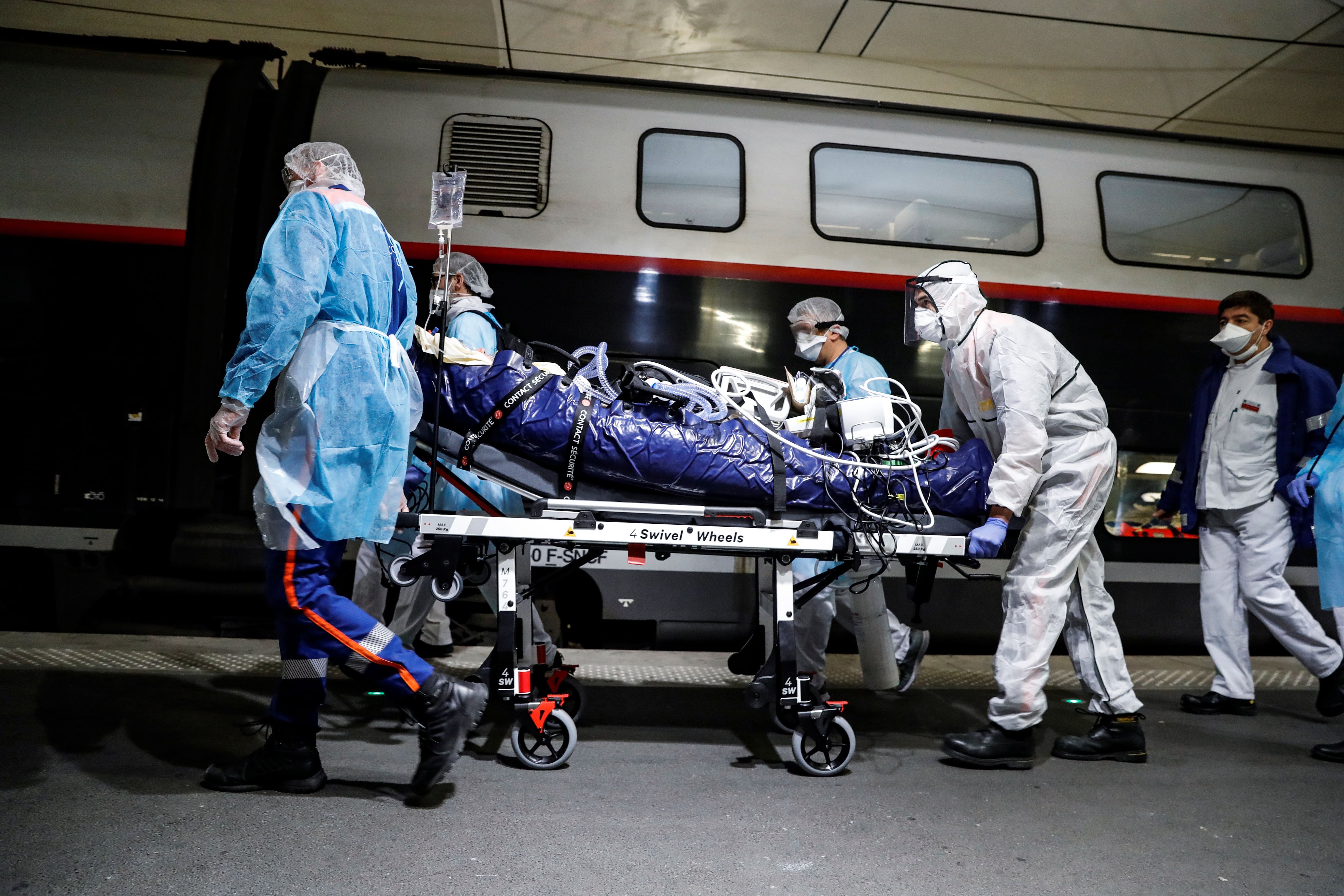 Traslado de un paciente con coronavirus en un tren de alta velocidad en París (Reuters)