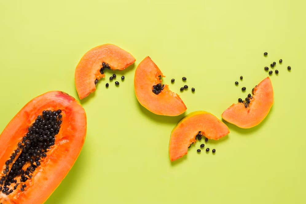 Las semillas de papaya, pequeñas pero potentes, ofrecen propiedades antioxidantes, digestivas y antiparasitarias que contribuyen al bienestar general. (Freepik)