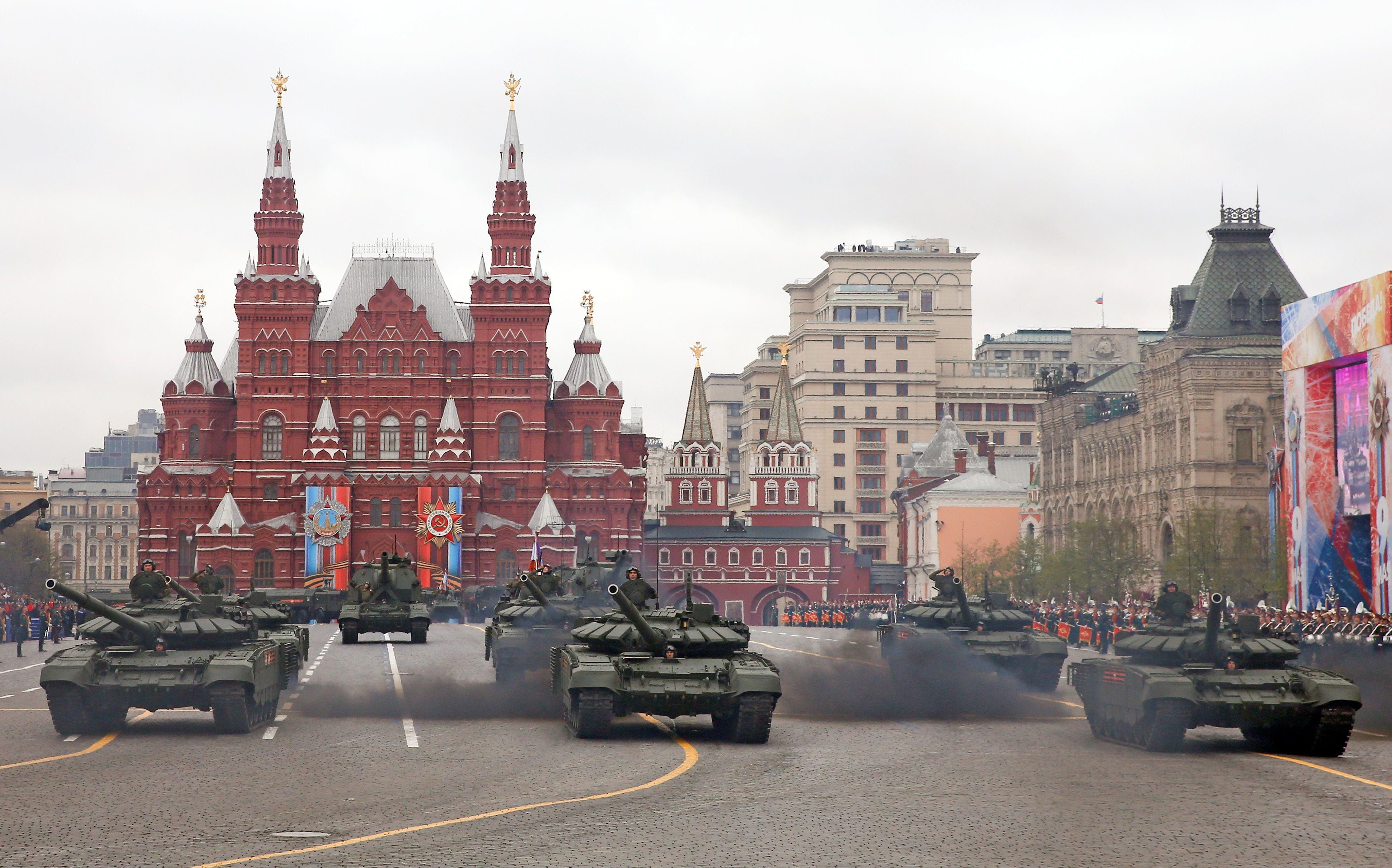 Красная техника. Военный парад на красной площади в Москве. Московский Кремль парад. Москва Кремль красная площадь парад. Военная техника на красной площади.