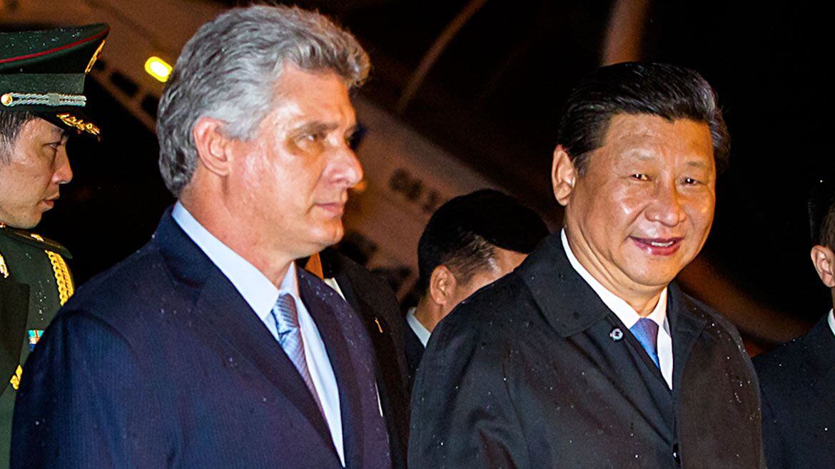 El jefe del régimen chino Xi Jinping en una foto de archivo con Miguel Díaz Canel (AFP)