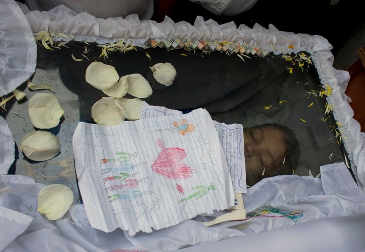El cuerpo de Erick Altuve, quien falleció a los 11 años mientras esperaba un trasplante de médula (AP/Ariana Cubillos)
