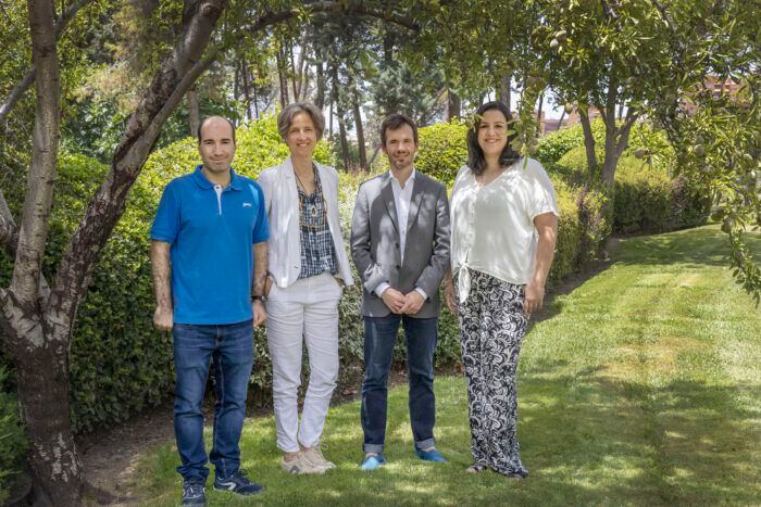 En España científicos encontraron por qué las metástasis en el cerebro pueden generar problemas cognitivos en los pacientes. De izquierda a derecha: Alberto Sánchez-Aguilera y Liset Menéndez de la Prida, del Laboratorio de Circuitos Neuronales, Instituto Cajal, CSIC; y Manuel Valiente y Mariam Al-Masmudi Martín, del Grupo de Metástasis Cerebral, CNIO (Antonio Tabernero. CNIO)