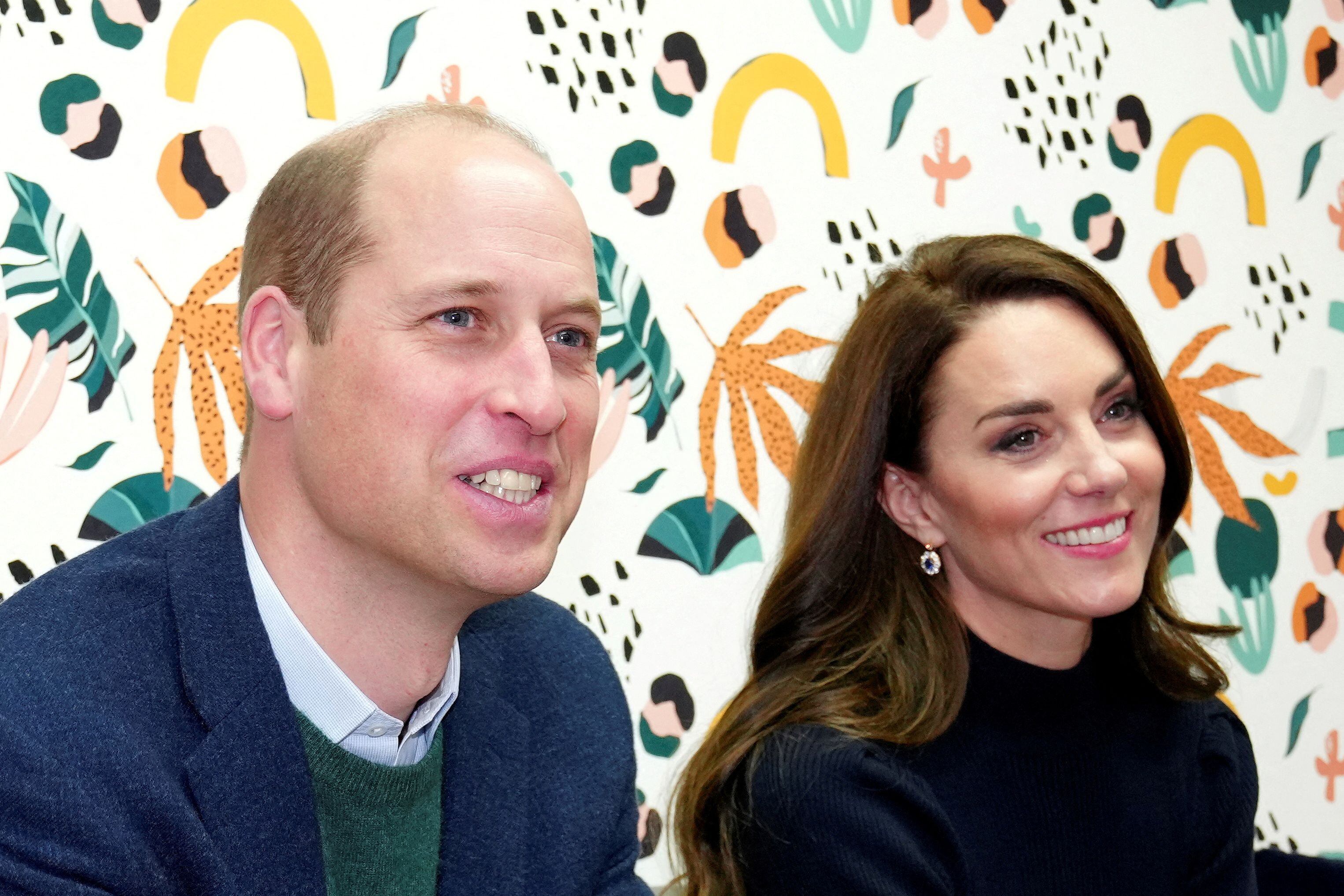 Kate, princesa de Gales, y el príncipe William escuchan a jóvenes adultos en la 'Mentor Room' durante una visita a la Open Door Charity, una organización benéfica centrada en apoyar a jóvenes adultos de todo Merseyside con su salud mental, utilizando la cultura y la creatividad como catalizador para el cambio en Birkenhead, Inglaterra, jueves 12 de enero de 2023. Jon Super/Pool vía REUTERS/Archivo