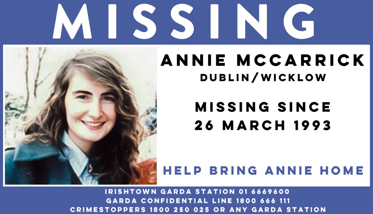 El cartel de búsqueda de Annie McCarrick difundido por la Gardaí (policía irlandesa):