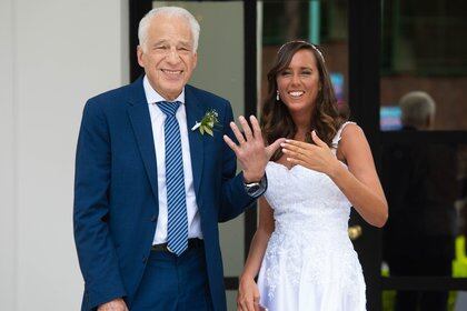 Alberto Cormillot y Estefanía Pasquini mostrando sus alianzas el día de su casamiento (Foto: Franco Fafasuli)