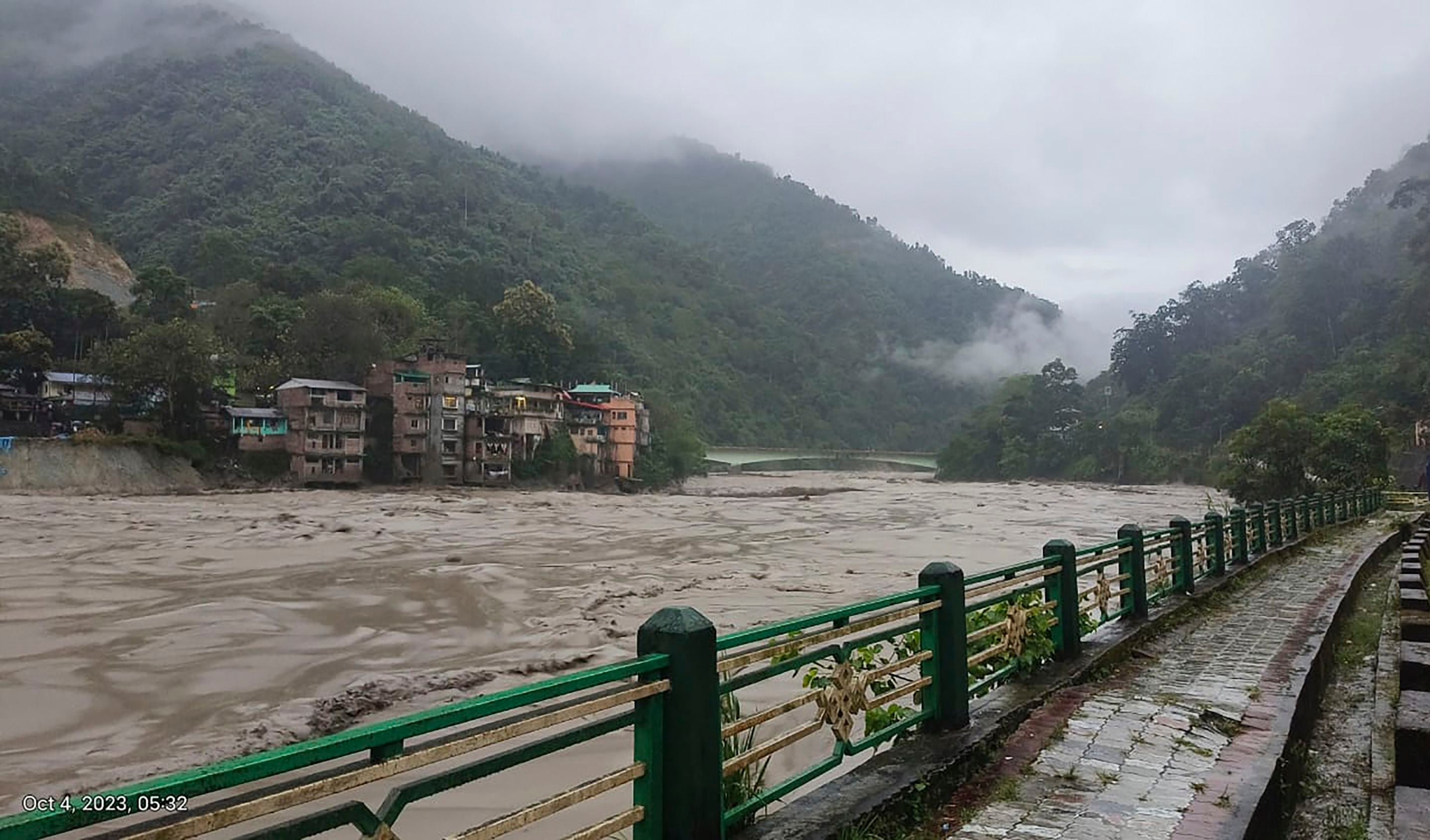 Los niveles de agua del río Teesta aumentan en Sikkim, India, el miércoles 4 de octubre de 2023.   (Ejército indio vía AP)