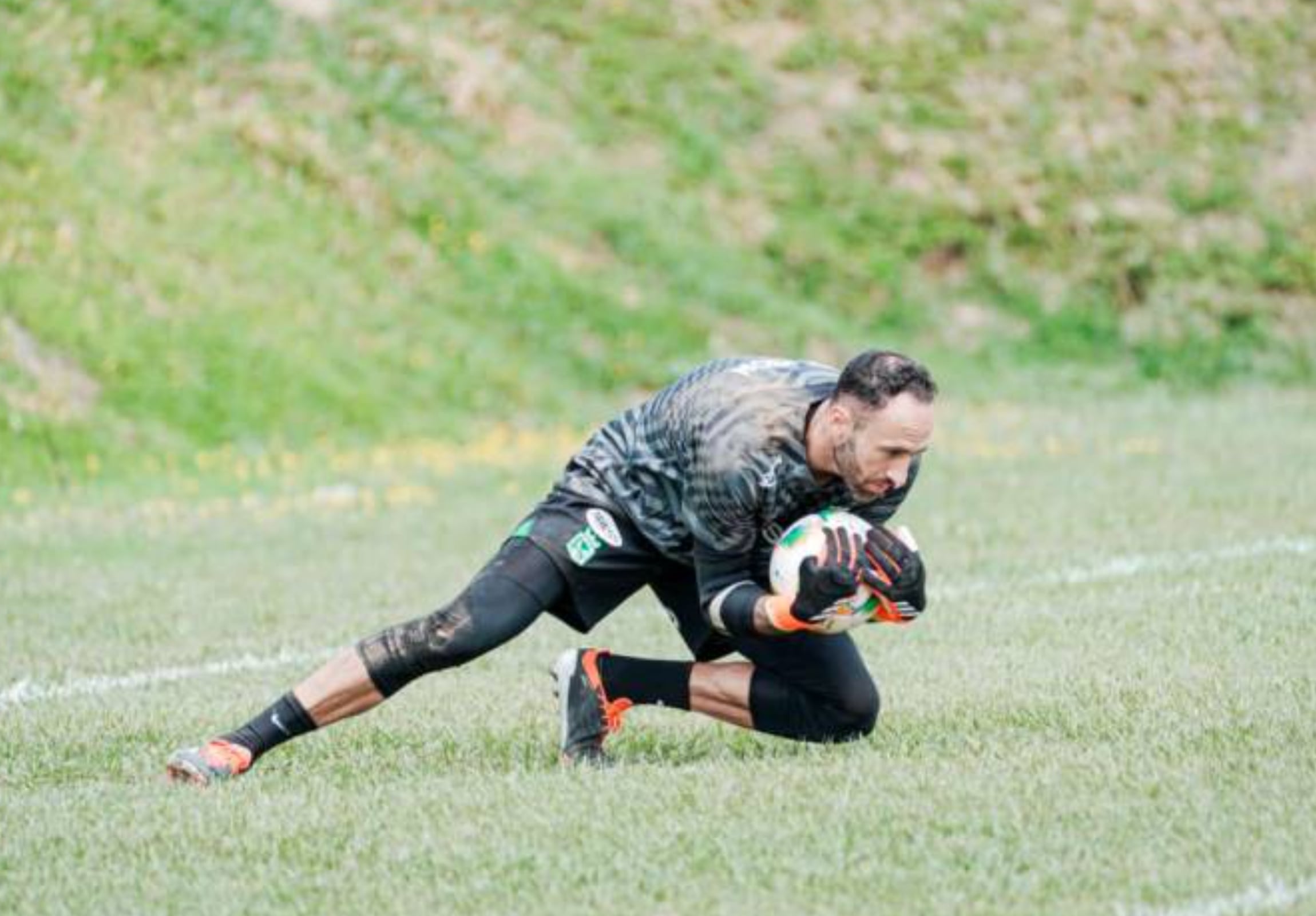 Ospina no ha debutado debido a que comenzó tarde la pretemporada - crédito @nacionaloficial / X