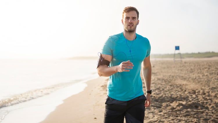 El brazalete para guardar el celular, el accesorio ideal para hacer running y caminata (iStock)