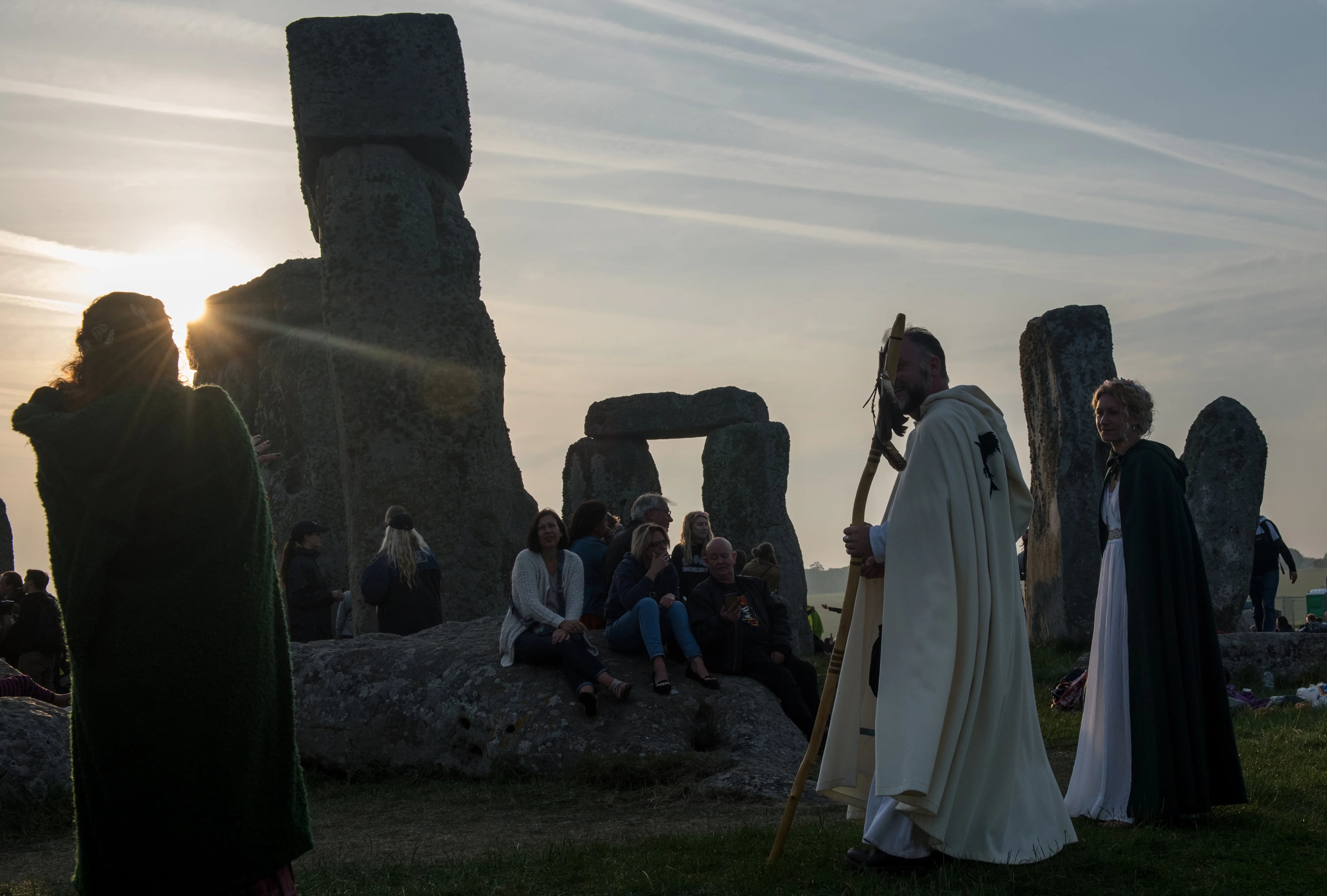 Dos druidas se acercan al monumento prehistórico (AFP)