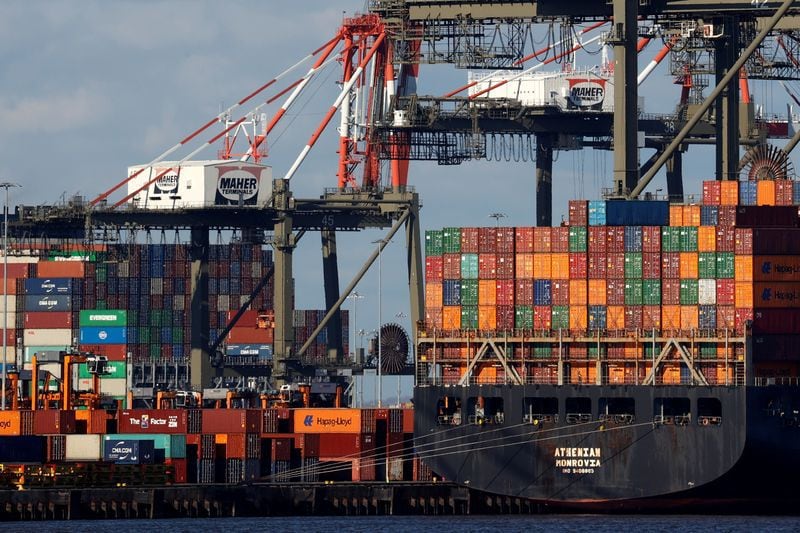 Un barco apilado con contenedores de transporte se descarga en un muelle del puerto de Newark, Nueva Jersey, Estados Unidos (REUTERS/Mike Segar)