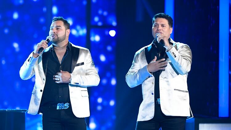 Banda Sinaloense MS de Sergio Lizarraga interpretó un Medley con los temas ‘El Color de Tus Ojos’ y ‘Por Siempre Mi Amor’ en Premios Billboard 2019.(Foto: Bryan Steffy/Telemundo)