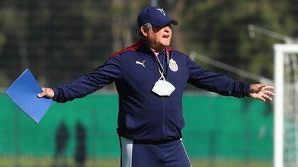  Peralta se ha convertido en un auxiliar más de Vucetich al aconsejar a los jóvenes futbolistas (Foto: Cortesía/ Club Guadalajara)