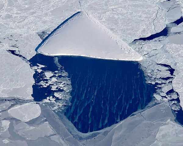 Pizzaberg, el iceberg con forma de pizza detectado por los científicos en la zona del desprendimiento del A68, uno de los bloques de hielos más grandes registrados (NASA/IceBridge)