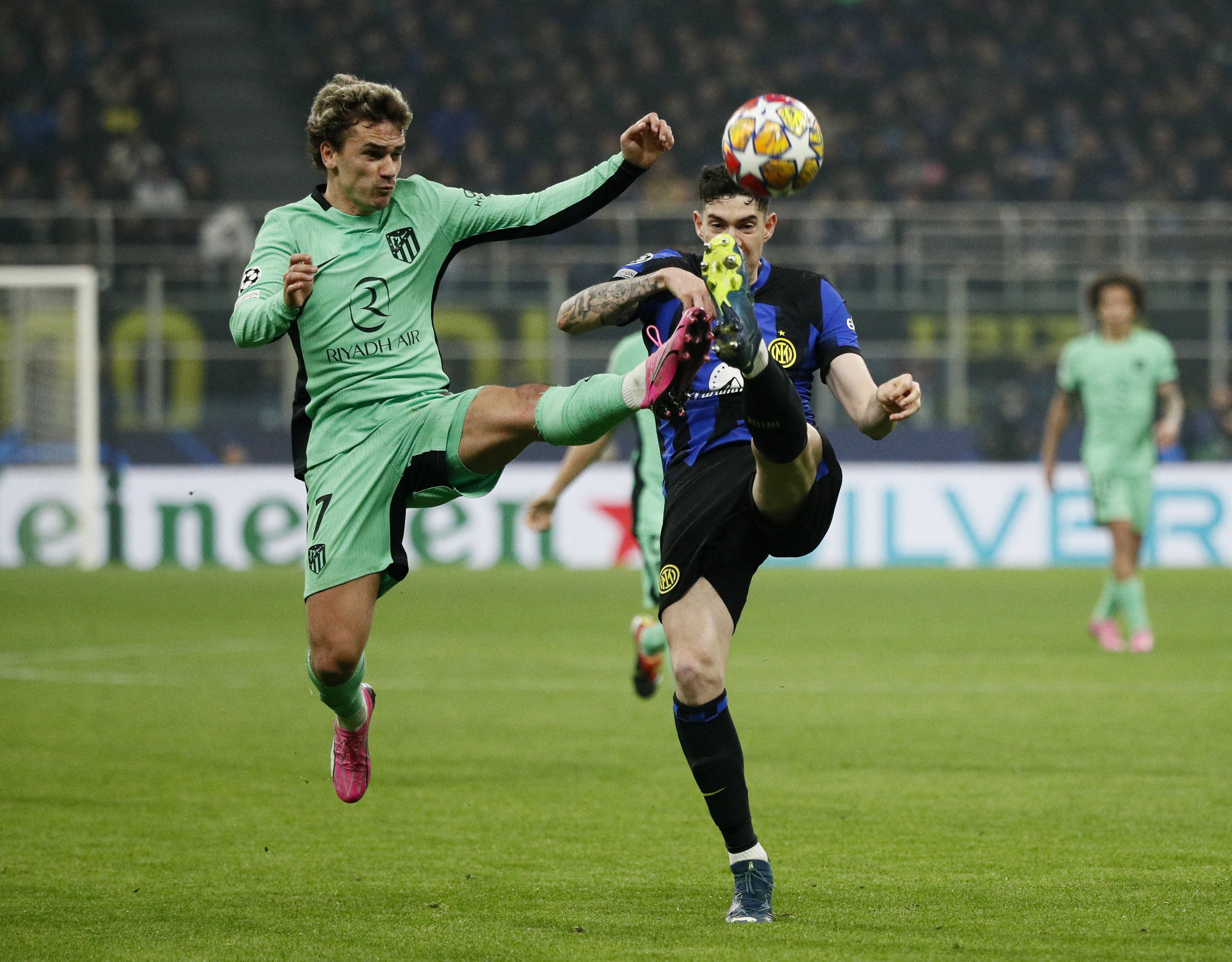 Griezmann y Bastoni durante el partido entre Inter y Atlético (REUTERS). 