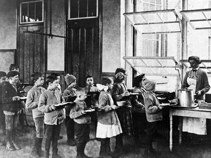 Las ventanas abiertas mantienen el flujo de aire fresco en la cafetería de la Escuela Pública 51 de Nueva York. (Biblioteca del Congreso)