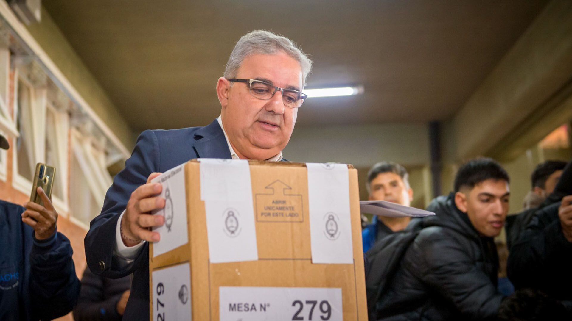 El gobernador de Catamarca, Raúl Jalil, emitió su voto en la escuela Huayra Punco. (Foto NA)