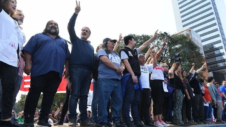 Referentes de los trabajadores, en el escenario montado sobre un camión (Maximiliano Luna)