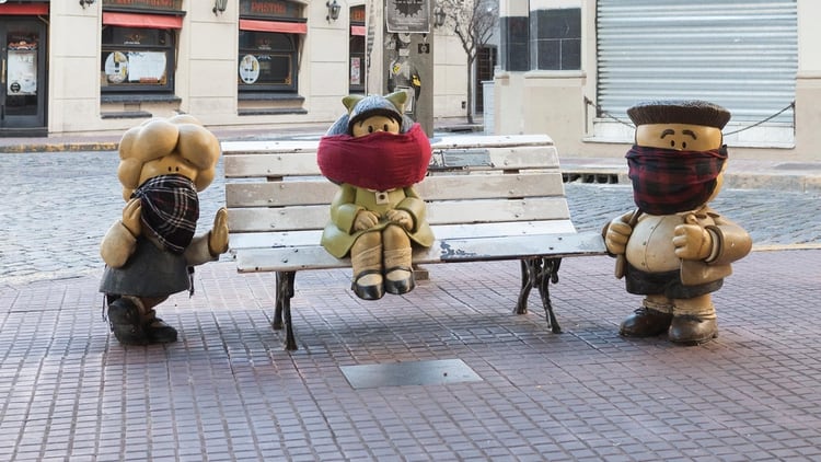 El monumento a los personajes de la historieta Mafalda, también amanecieron con 